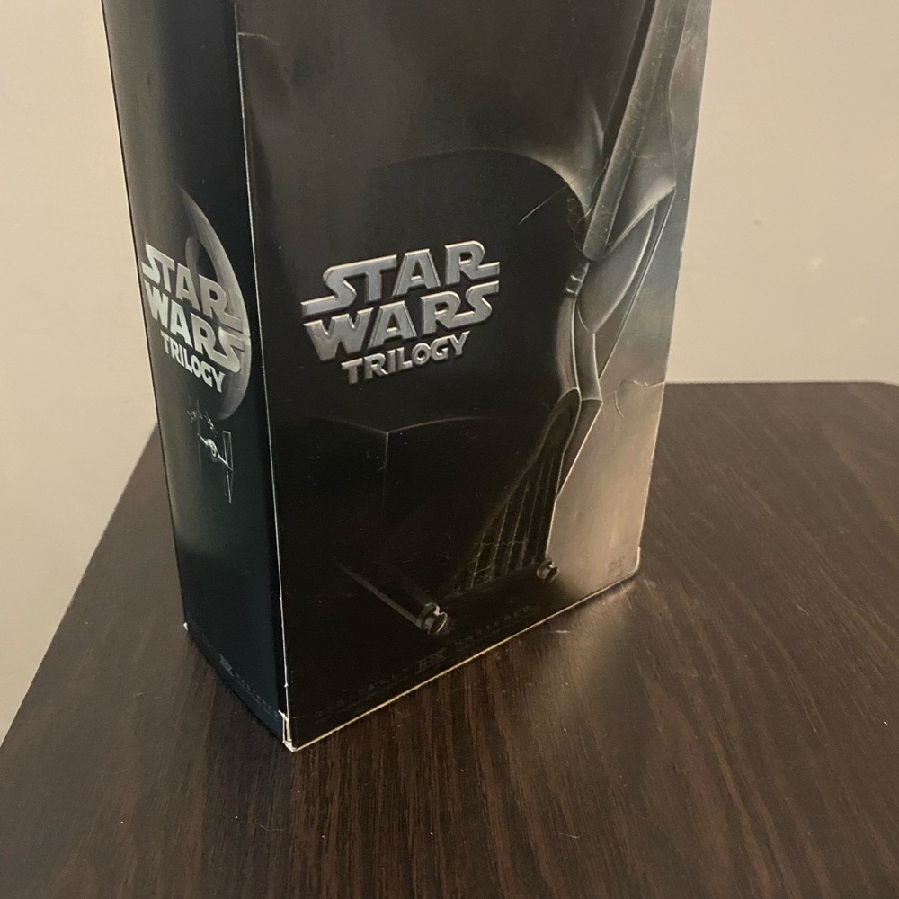 Star Wars Trilogy Collector Box - Black Metallic Artwork - Picture 3 of 3